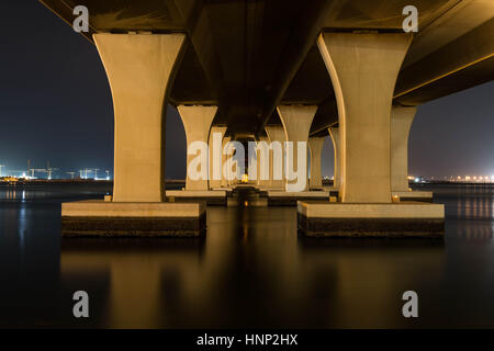 Cheikh Khalifa bin Zayed Bridge dans la soirée Banque D'Images