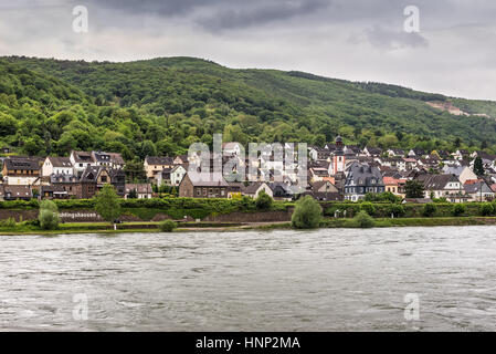 Trechtingshausen, Allemagne - le 23 mai 2016 : Trechtingshausen village dans la région au patrimoine mondial de l'Unesco de la vallée du Rhin par temps nuageux à la main Banque D'Images