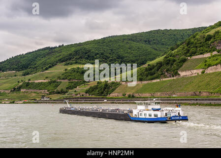 Trechtingshausen, Allemagne - le 23 mai 2016 : Tanker Eiltank 65 sur le Rhin près de Trechtingshausen par temps nuageux, vallée du Rhin, son monde de l'UNESCO Banque D'Images