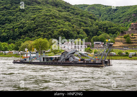 Trechtingshausen, Allemagne - le 23 mai 2016 : bateaux de service Carl Straat sur le Rhin près de Trechtingshausen par temps nuageux, vallée du Rhin, l'UNESCO Banque D'Images