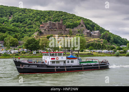 Trechtingshausen, Allemagne - le 23 mai 2016 : remorqueur Josef Langen sur le Rhin près de Trechtingshausen par temps nuageux, vallée du Rhin, Rhénanie- Banque D'Images