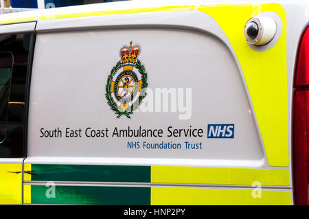 Logo et nom de la côte sud-est de l'Ambulance Service NHS Foundation Trust sur le côté d'un paramédic d'ambulance. Banque D'Images