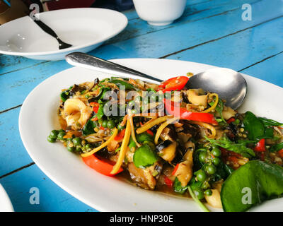 Ce plat est une poêlée de légumes aux herbes avec les palourdes Moules ,et le pétoncle. หอยผัดฉ่า หอยผัดเผ็ด Banque D'Images