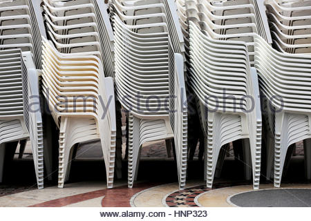 Stand chaises empilées et prêts à l'emploi à un événement en plein air dans une ville Banque D'Images