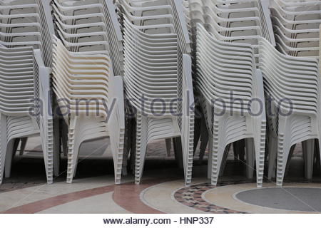 Stand chaises empilées et prêts à l'emploi à un événement en plein air dans une ville Banque D'Images