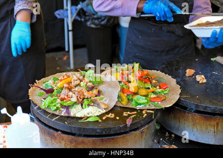 L'alimentation de rue maison en vente sur un étal au marché de rue Whitecross à midi dans London EC2 KATHY DEWITT Banque D'Images