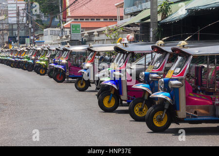 Tuk Tuks alignés sur une rue de Bangkok, Thaïlande Banque D'Images