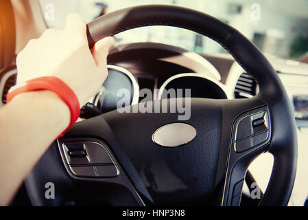 Tableau de bord de voiture moderne et lumineux volant Banque D'Images