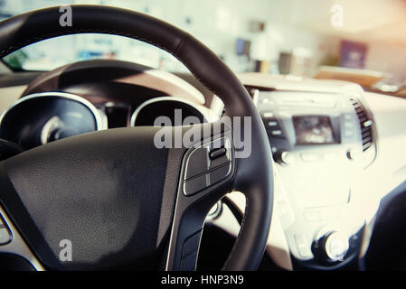 Tableau de bord de voiture moderne et lumineux volant Banque D'Images