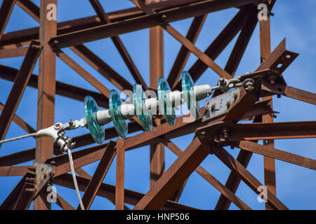 - Verre isolateurs haute tension sur les poteaux de lignes électriques à haute tension. L'industrie électrique. Banque D'Images