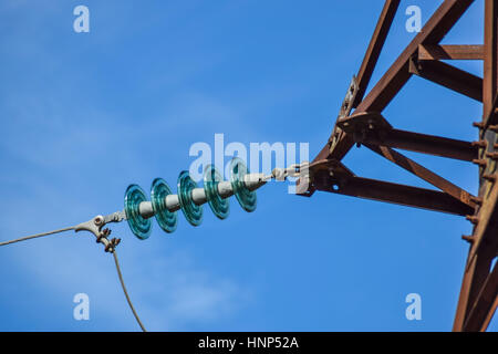 - Verre isolateurs haute tension sur les poteaux de lignes électriques à haute tension. L'industrie électrique. Banque D'Images