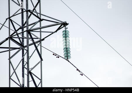 - Verre isolateurs haute tension sur les poteaux de lignes électriques à haute tension. L'industrie électrique. Banque D'Images