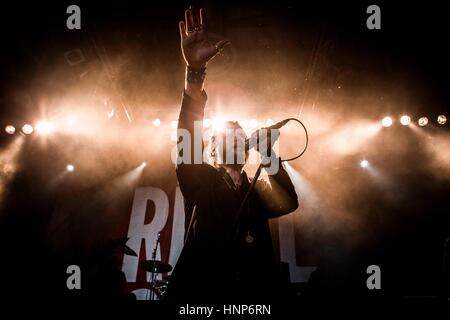 Milan, Italie. 14Th Feb 2017. Jay Buchanan du groupe de rock américain rival Sons représentés sur scène comme ils font à Alcatraz Milan Italie. Credit : Roberto Finizio/Pacific Press/Alamy Live News Banque D'Images