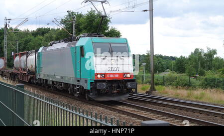 Siemens E186 199 Train entrant Venlo, Pays-Bas avec wagons conteneurs iso Banque D'Images