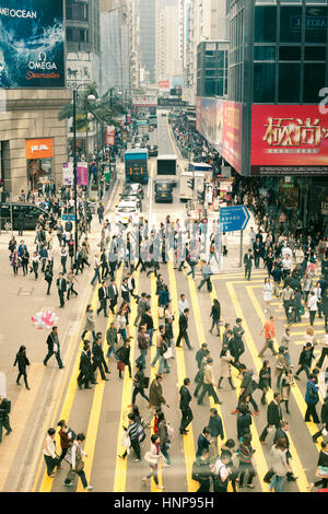 Hong Kong - le 16 mars : les foules sur la rue de Hong Kong, le 16 mars 2012. Banque D'Images