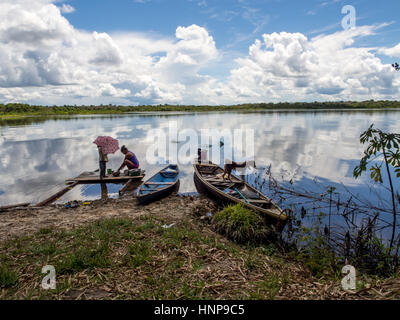 Palmari, Brésil - 6 mai 2016 : bateaux traditionnels indiens, sur la rive de la rivière Banque D'Images