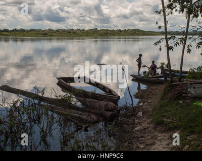 Palmari, Brésil - 6 mai 2016 : bateaux traditionnels indiens, sur la rive de la rivière Banque D'Images