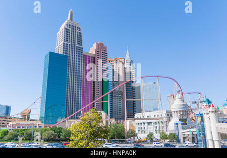 New York-New York Hotel avec roller coaster, le Strip, Las Vegas Boulevard South, Paradise, Las Vegas, Nevada, USA. Banque D'Images