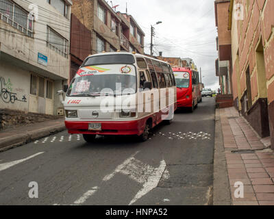 Tunja, Colombie - Mai 02, 2016 : bus dans les rues étroites de la petite ville. Banque D'Images