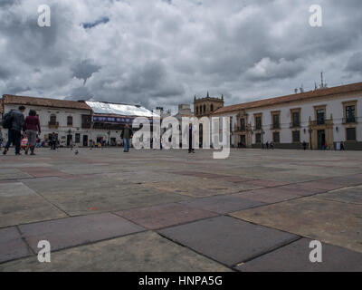 Tunja, Colombie - Mai 02, 2016 : les habitants de la ville et les touristes sur la place principale de la ville. Banque D'Images