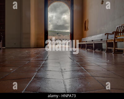 Tunja, Colombie - Mai 02, 2016 : vue sur la place principale de l'intérieur de l'église. Banque D'Images