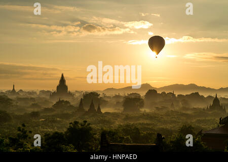 Ballon à air chaud au lever du soleil sur les temples et pagodes, Bagan, Mandalay, Myanmar Banque D'Images
