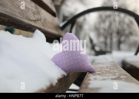 Banc avec coeur dans winter park. Carte de Saint Valentin. Idée d'hiver l'amour. Banque D'Images