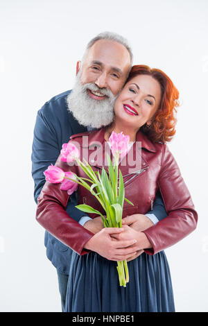 Man presenting fleurs pour femme Banque D'Images