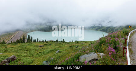 Brouillard blanc épais sur le grand lac d'Almaty, grand réservoir naturel d'eau douce Banque D'Images