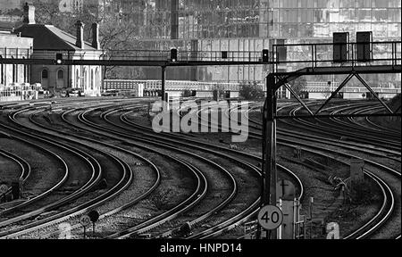 Vue sur les voies de chemin de fer sur l'approche de la gare Victoria de Londres. Banque D'Images