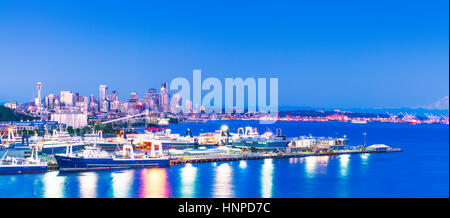 Seattle City scape avec dock et silo de nuit ,Washington,usa. pour un usage éditorial uniquement le 05/11/16. Banque D'Images