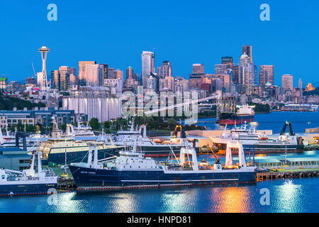 Seattle City scape avec dock et silo de nuit ,Washington,usa. pour un usage éditorial uniquement le 05/11/16. Banque D'Images