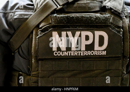 Dans l'État de New York, USA, 10 janvier, 2017 membres de la Police New Bureau antiterroriste lourdement armés montent la garde devant l'entrée principale de la Trump Tower où le président élu l'atout de Donald vit à Manhattan. Credit : Mark Reinstein Banque D'Images