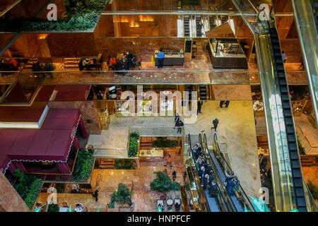 New York, NY, USA, le 10 janvier, 2017 coin salon principal dans l'intérieur de la Trump Tower hall d'aujourd'hui où le président élu l'atout de Donald vit à Manhattan. Credit : Mark Reinstein Banque D'Images