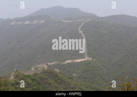 Grande Muraille de Chine, à Mutyanu. Paysage avec Mountanious smog provenant de Beijing dans l'arrière-plan Banque D'Images