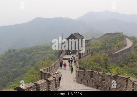 Grande Muraille de Chine, à Mutyanu. Paysage avec Mountanious smog provenant de Beijing dans l'arrière-plan Banque D'Images