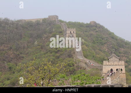 Grande Muraille de Chine, à Mutyanu. Paysage avec Mountanious smog provenant de Beijing dans l'arrière-plan Banque D'Images