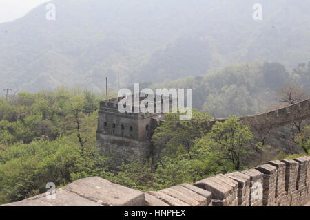 Grande Muraille de Chine, à Mutyanu. Paysage avec Mountanious smog provenant de Beijing dans l'arrière-plan Banque D'Images