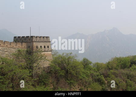 Grande Muraille de Chine, à Mutyanu. Paysage avec Mountanious smog provenant de Beijing dans l'arrière-plan Banque D'Images