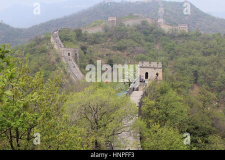 Grande Muraille de Chine, à Mutyanu. Paysage avec Mountanious smog provenant de Beijing dans l'arrière-plan Banque D'Images