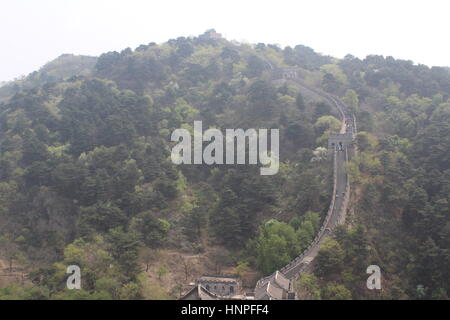 Grande Muraille de Chine, à Mutyanu. Paysage avec Mountanious smog provenant de Beijing dans l'arrière-plan Banque D'Images