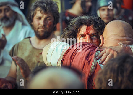 Homme fidèlement Jésus Christ avec saignements blessés face au cours de la reconstitution d le chemin de douleurs sur le Vendredi saint, le 03 mai 2013 à Bucarest, Roumanie. Banque D'Images