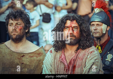 Homme fidèlement Jésus Christ avec saignements blessés face au cours de la reconstitution d le chemin de douleurs sur le Vendredi saint, le 03 mai 2013 à Bucarest, Roumanie. Banque D'Images