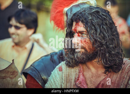 Homme fidèlement Jésus Christ avec saignements blessés face au cours de la reconstitution d le chemin de douleurs sur le Vendredi saint, le 03 mai 2013 à Bucarest, Roumanie. Banque D'Images