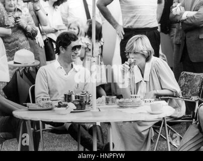 DIANA, princesse de Galles avec le prince Charles lors d'un match de polo à propos de 1980 Windsor Banque D'Images