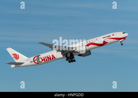 Air China Boeing 777-300ER avion gros-porteur avion de ligne, peint en 'amour spécial Chine' livrée, airborne après le décollage Banque D'Images