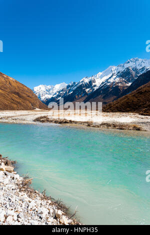 L'eau de la rivière glaciaire colorés à haute altitude qui coule à travers la vallée de Langtang avec Gangchenpo mountain peak arrière-plan, une partie de l'Himalaya au Népal Banque D'Images