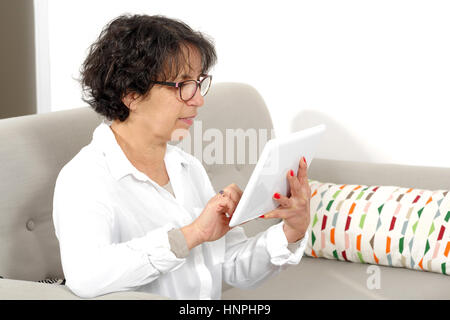 Belle senior woman using a tablet computer Banque D'Images