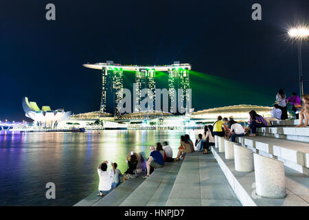 Regarder les gens la nuit show laser sur Marina Bay Sands Hotel au 15 juillet 2013. Banque D'Images