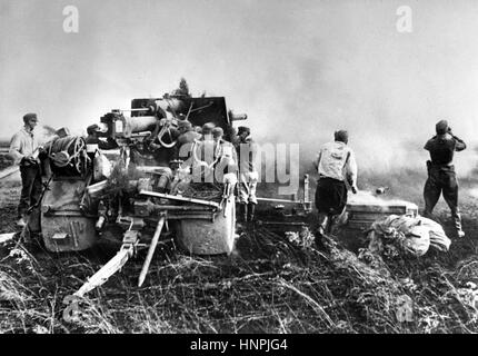 L'image de propagande nazie montre une lourde artillerie anti-aérienne allemande Wehrmacht en action dans une bataille en dehors de Stalingrad (aujourd'hui Volgograd). Pris en octobre 1942. Fotoarchiv für Zeitgeschichte - PAS DE SERVICE DE FIL - | utilisation dans le monde entier Banque D'Images